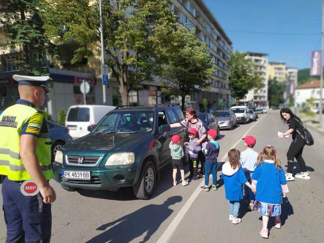 Деца от Перник раздаваха флаери на шофьори, призовавайки ги да бъдат внимателни на пътя