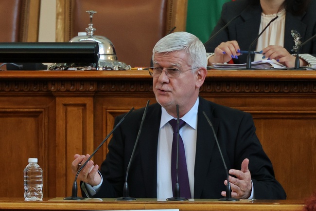 От началото на годината Държавно горско стопанство "Доспат" не е спирало да осигурява дърва за огрев за местното население, каза министър Вътев
