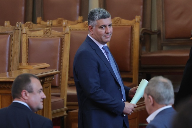 На пътя Брацигово-Равногор се полага настилка, възстановяват се канавки и липсващи банкети