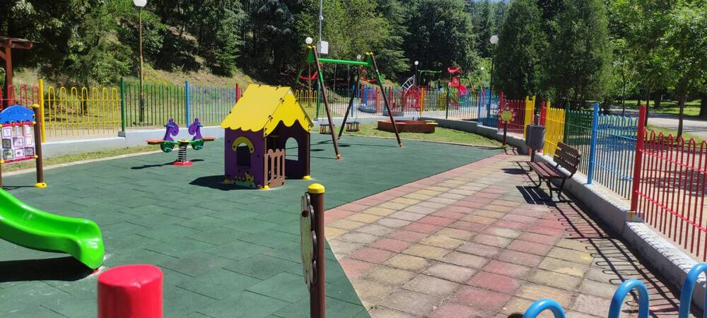 Община Благоевград обнови още две детски площадки, малчуганите с отлични условия за игра покрай алеята за парк „Бачиново“