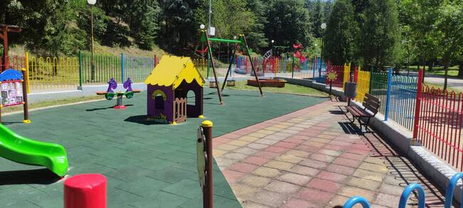 Община Благоевград обнови още две детски площадки, малчуганите с отлични условия за игра покрай алеята за парк „Бачиново“