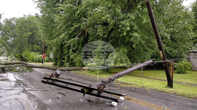 Хиляди хора в Шотландия останаха без електроснабдяване за втора поредна нощ заради бурите