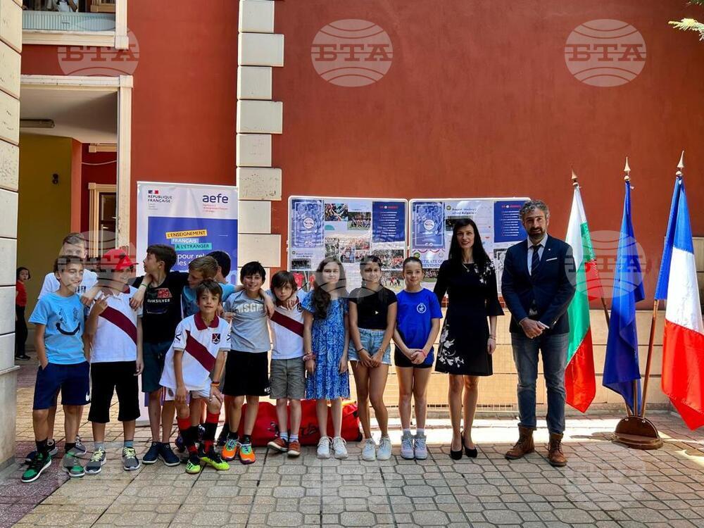 МВнР: "Бъдете шампиони, пример и вдъхновение" бе посланието на вицепремиера Мария Габриел към децата участници в пилотния проект „Хокей в училище“