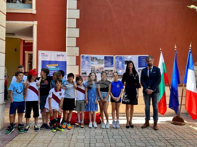 МВнР: "Бъдете шампиони, пример и вдъхновение" бе посланието на вицепремиера Мария Габриел към децата участници в пилотния проект „Хокей в училище“