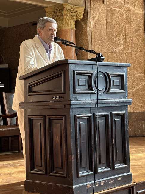 Община Сопот: В Аулата на СУ "Св. Климент Охридски" бе представен творческия портрет на проф. Боян Биолчев "Енигмата на откривателството" 