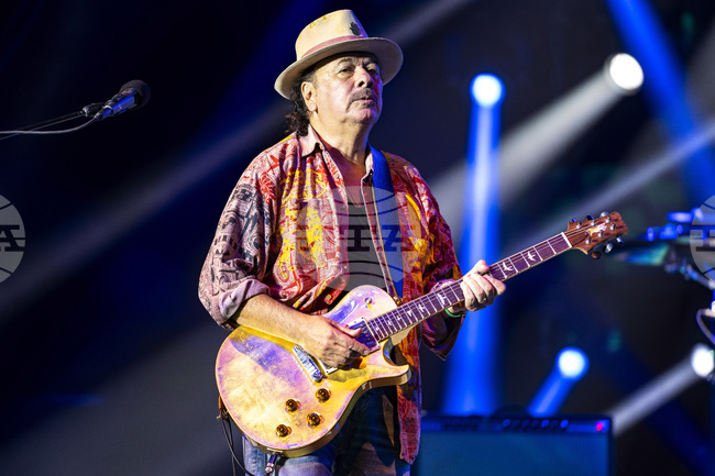 Карлос Сантана припадна и отложи концерт в Тексас