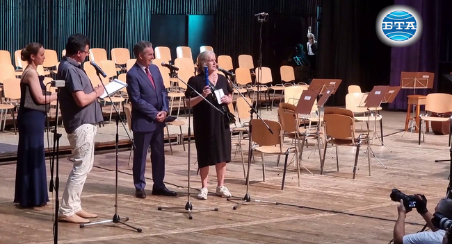 Посланикът на Швеция предаде символично "щафетната палка" на председателството на Съвета на ЕС на посланика на Испания