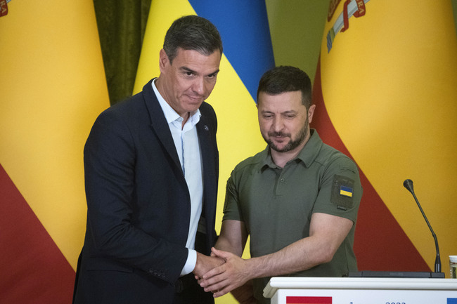 Испанският премиер Педро Санчес обеща 55 милиона евро помощ за Украйна по време на посещението си в страната