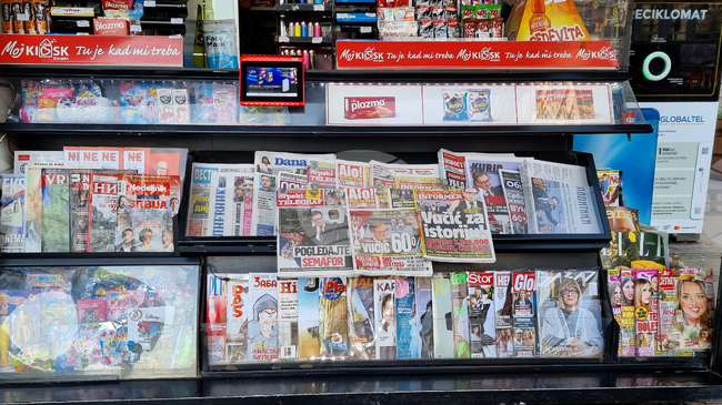 Главният редактор на независимия сръбски телевизионен канал Ен1 е отстранен от длъжност; журналисти се събраха пред медията