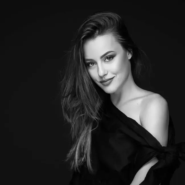 Драматичен театър „Никола Вапцаров“ – Благоевград: Актрисата Христина Джурова с премиера в спектакъла „Съмнение“, реж. Стайко Мурджев