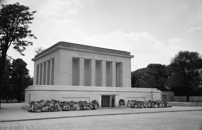 На 3 юли 1949 г. Министерският съвет приема решение за изграждане на мавзолей за починалия ден по-рано министър-председател Георги Димитров