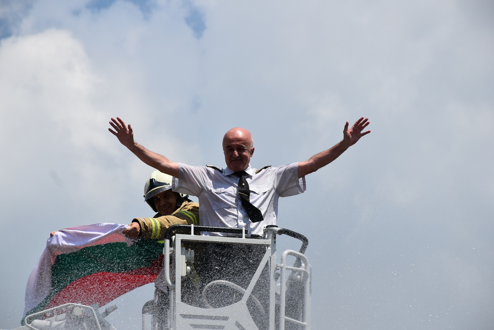 Община Ловеч: С къпане на изпроводяк пожарникарите в Ловеч се разделиха с отиващия в пенсия комисар Владимир Кацарски