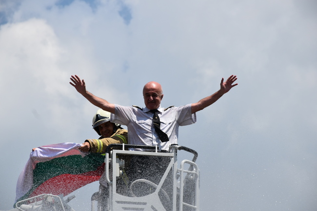 Община Ловеч: С къпане на изпроводяк пожарникарите в Ловеч се разделиха с отиващия в пенсия комисар Владимир Кацарски