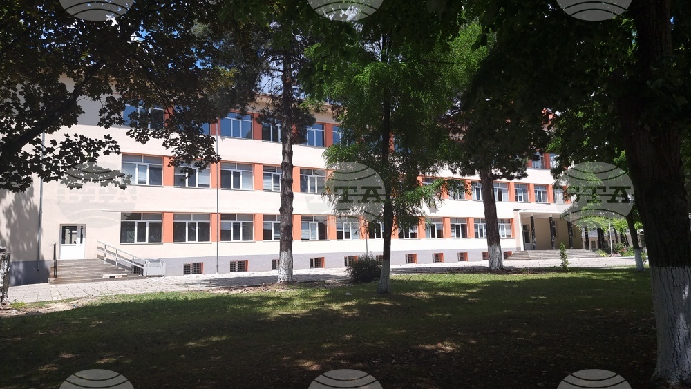 Професионалната гимназия по ветеринарна медицина и земеделие в Лозница е обновена със средства по европроект