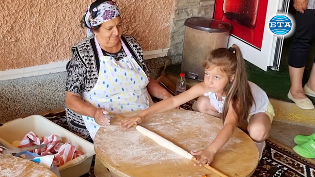 Деца от Търговище приготвяха традиционни селски гозби в Руец