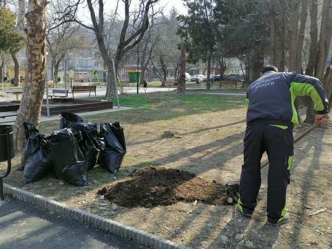 Община Троян започва пилотно да използва компоста, произведен от общинското предприятие, за наторяване на зелените площи в града