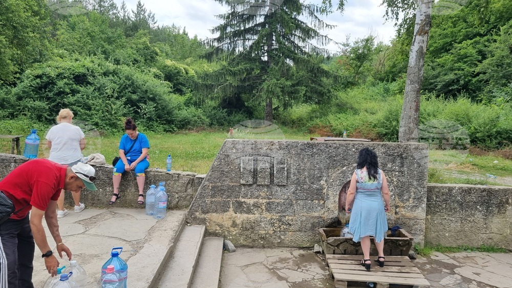 Извор край село Вардун събира хора от близо и далеч с вярата, че е лековит