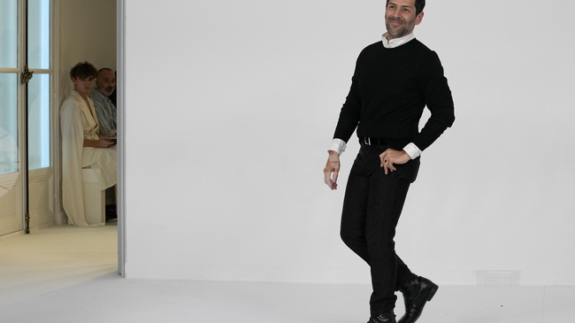 Френски дизайнер представи 100 процента виртуална колекция, създадена с помощта на изкуствен интелект