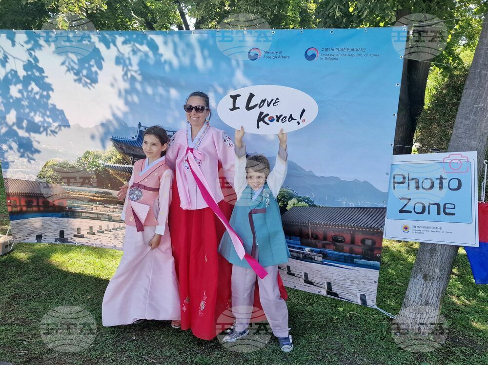 Денят на корейската култура в Бургас предизвика интереса на минувачите в морската градина
