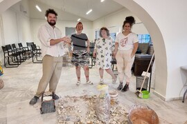 Гърция - Елефсина - Творци пречистват морето край Атина със „съвременна елевсинска мистерия“