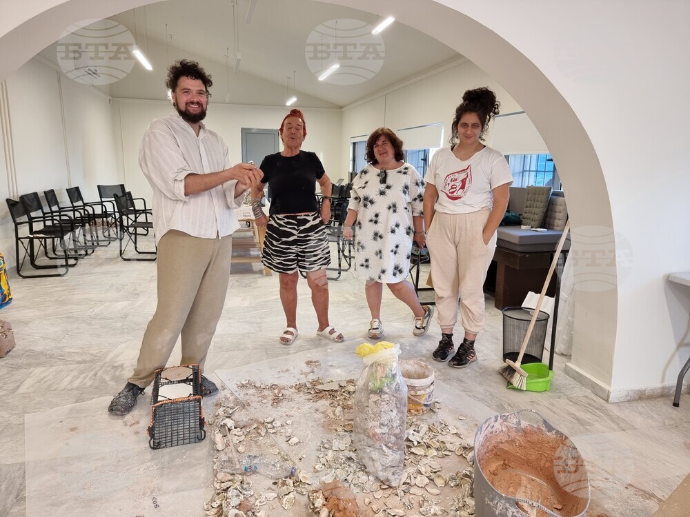 Гърция - Елефсина - Творци пречистват морето край Атина със „съвременна елевсинска мистерия“