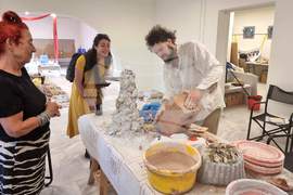 Гърция - Елефсина - Творци пречистват морето край Атина със „съвременна елевсинска мистерия“