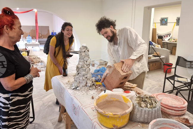  Гърция - Елефсина - Творци пречистват морето край Атина със „съвременна елевсинска мистерия“