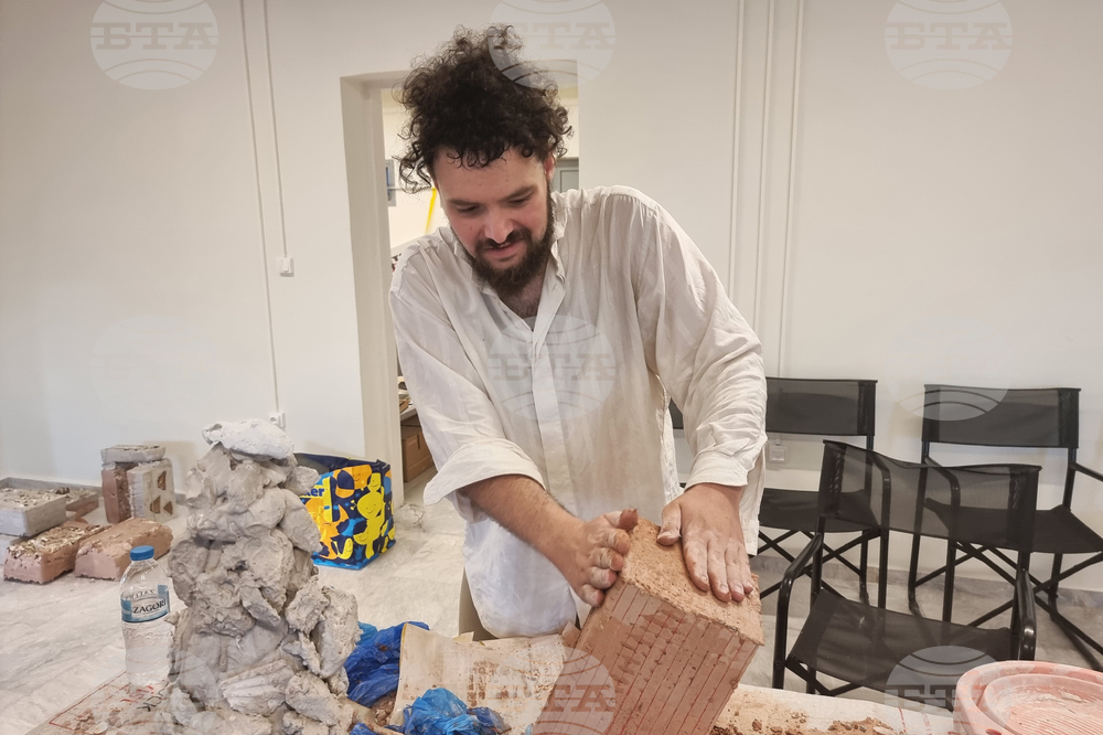 Гърция - Елефсина - Творци пречистват морето край Атина със „съвременна елевсинска мистерия“