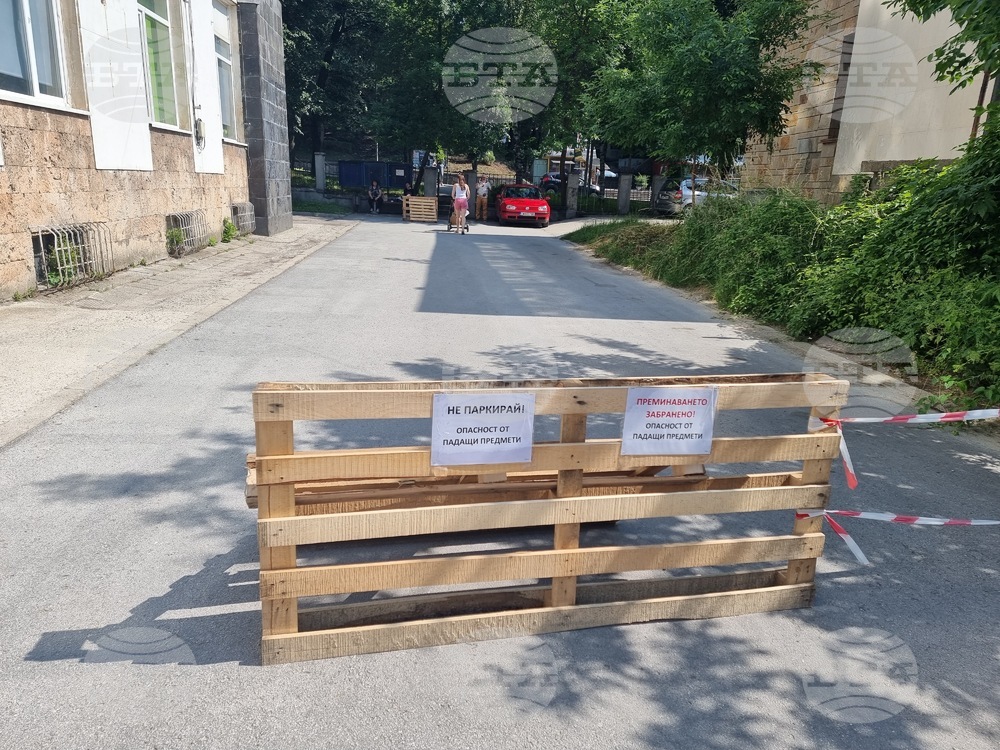Табели предупреждават за опасност от падащи предмети край седеметажна сграда в Смолян