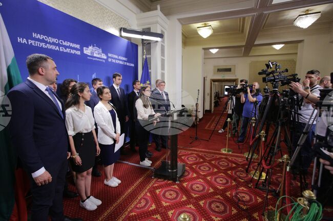 Парламент - Младежка организация на "Възраждане"