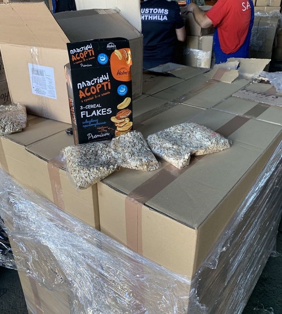 Нелегални цигари за близо 1 млн. лв, скрити зад овесени ядки, задържаха митнически служители от Митница Варна