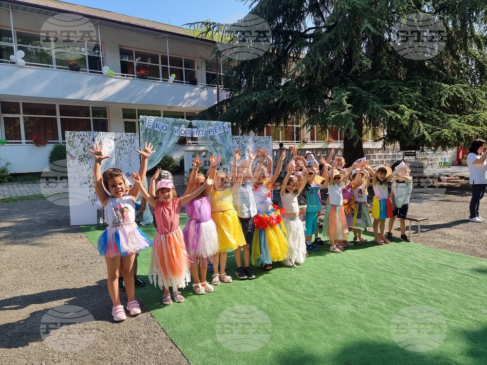 Дрехи от рециклируеми материали представиха в цветно ревю децата от старозагорска детска градина
