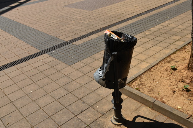 Община Ловеч: В Ловеч подменят 38 счупени кошчета за отпадъци, кметът с обръщение да пазим града