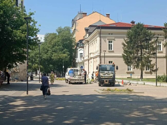 Община Плевен: Започна монтиране на новите пейки на пл. „Стефан Стамболов“