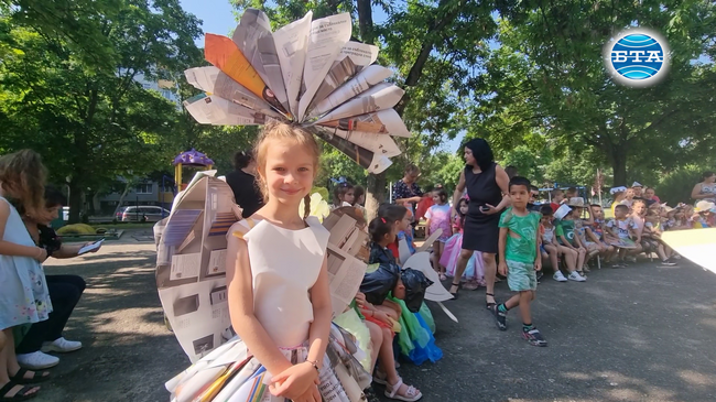 Дрехи от рециклируеми материали представиха в цветно ревю децата от старозагорска детска градина