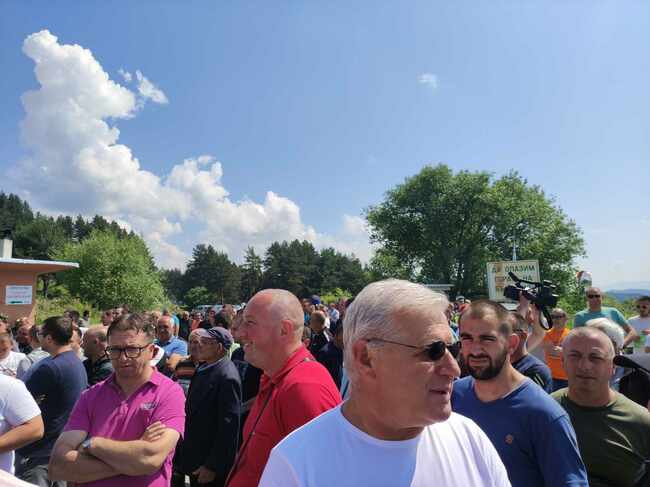 Жители на доспатски села протестираха срещу променени условия относно дървата за огрев