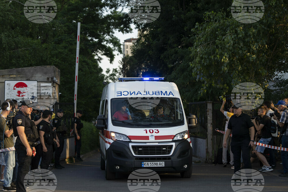 Холандец бяга от Амстердам до Киев, за да финансира купуването на линейки за Украйна