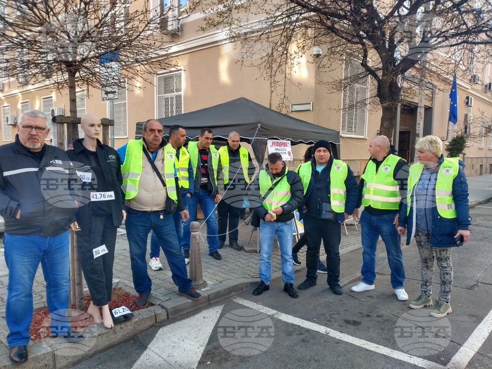 Протестът на полицаи и надзиратели продължава под мотото "Сватбени костюми или униформи'"