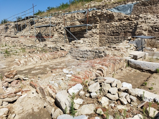 Повече от 15 теракотени фигури и осем балсамария откриха археолози при спасителните разкопки в Хераклея Синтика