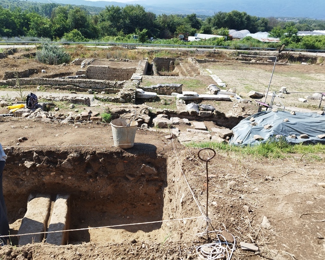 Екипът на професор д-р Людмил Вагалински разкрива гроб, покрит с масивни камъни, в античния град Хераклея Синтика