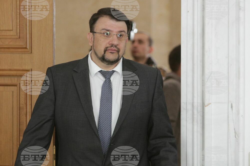 Един от големите проблеми, свързани с електромобилите, е цената, каза Настимир Ананиев