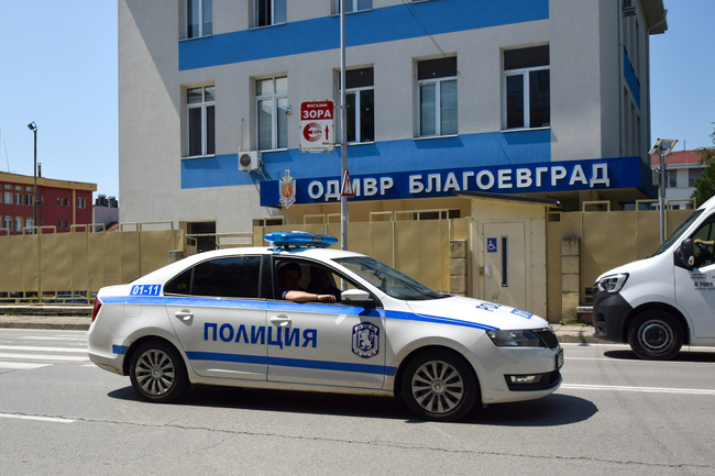 Полицията в Сандански задържа двама души след сигнали за домашно насилие