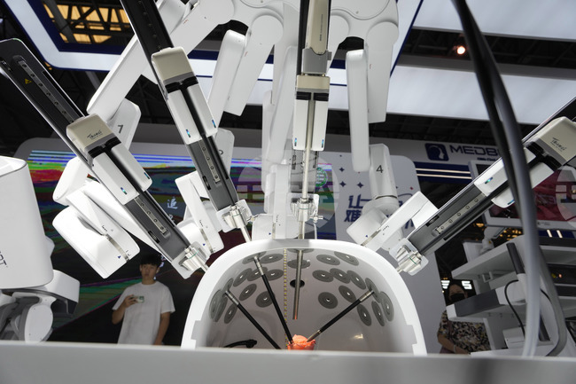 Камера с изкуствен интелект помага на хирурга да извършва операции без екип