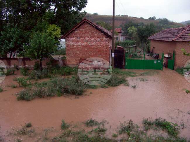 Пороен дъжд валя в област Монтана и наводни къщи и дворове