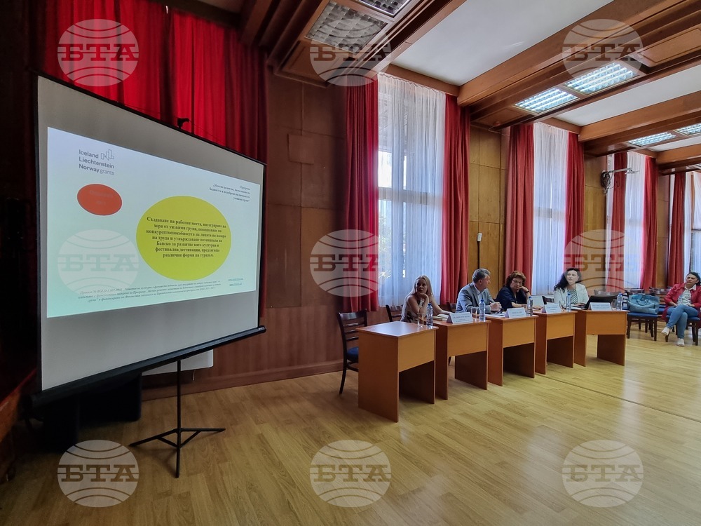 Центърът на Банско е постоянна културна сцена през по-голямата част от годината, каза при представяне на проект кметът на планинския курорт