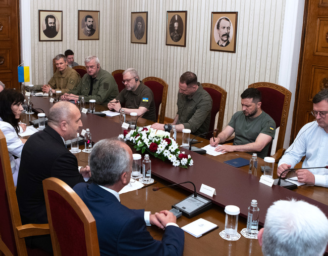 Президентът Румен Радев: Конфликтът в Украйна няма военно решение, а изисква последователни усилия за деескалация, прекратяване на огъня и търсене на мирно решение със средствата на дипломацията