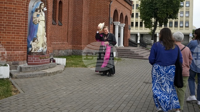 Беларус освободи двама католически свещеници, излежаващи дълги присъди, след визита в страната на папски пратеник