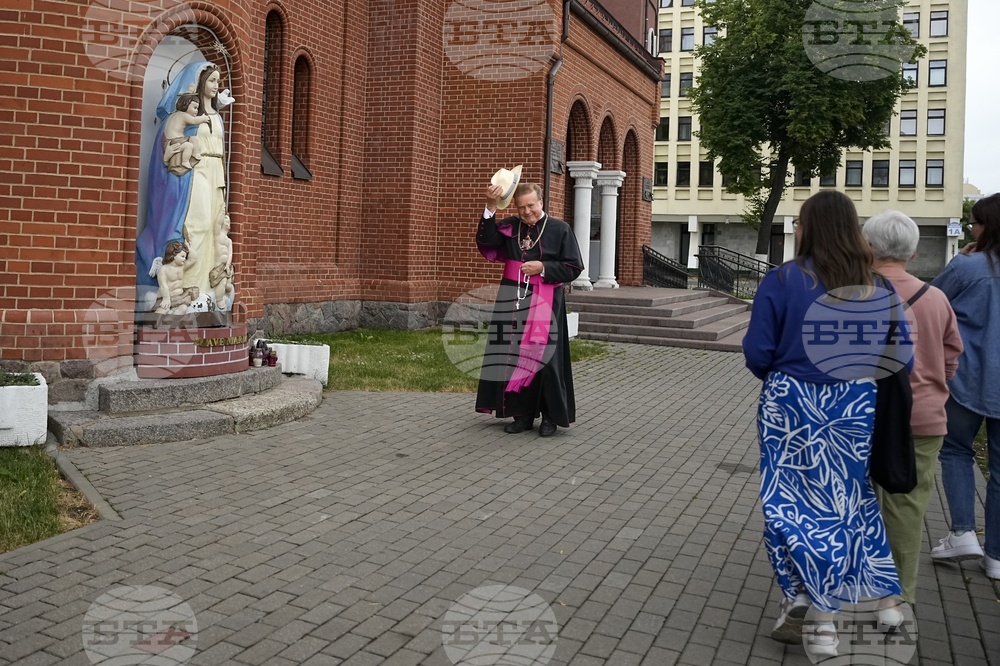 Беларус освободи двама католически свещеници, излежаващи дълги присъди, след визита в страната на папски пратеник