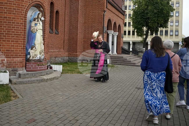 Беларус освободи двама католически свещеници, излежаващи дълги присъди, след визита в страната на папски пратеник