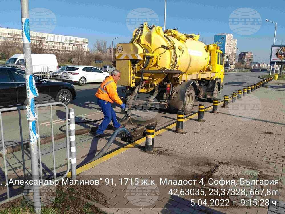 Миене на улици и дезинфекция на контейнери за разделно събиране се извършва в София